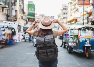 randonneur avec un chapeau rose