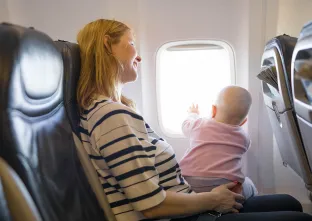 femme et bébé à la fenêtre de l'avion